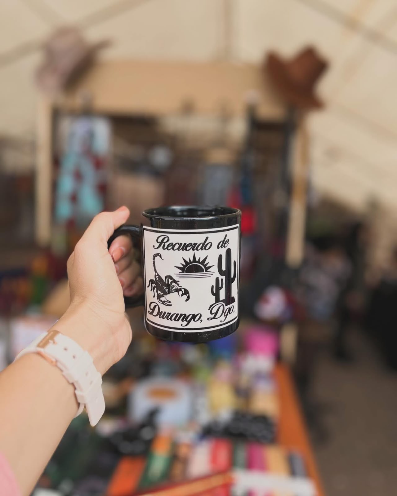 Taza negra con ilustración de alacrán, cactus y la leyenda Recuerdo de Durango.